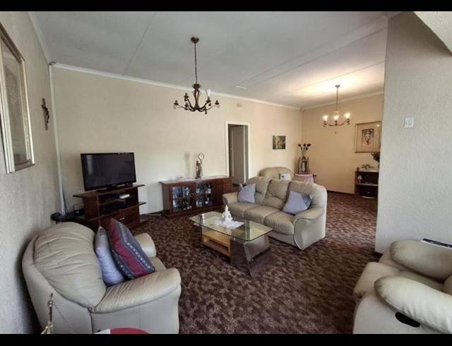 6 BEDROOM HOUSE FOR SALE IN BEZUIDENHOUT VALLEY